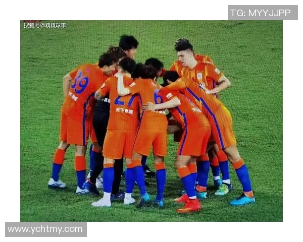 重庆足球队配合引发热议球迷对战术与默契的不同看法